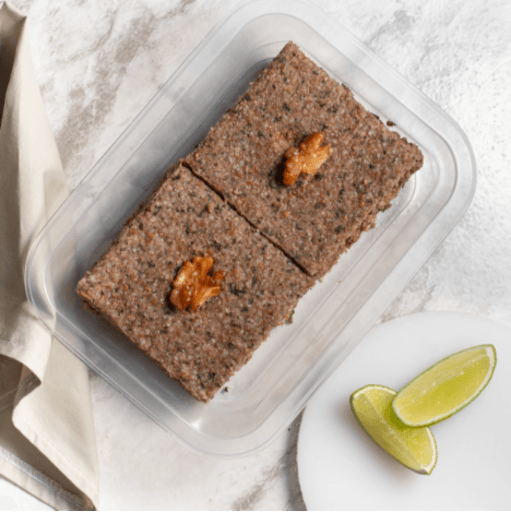 Macio, bem temperado, recheado com carne moída, cebola e nozes.
Atenção: esse produto contém nozes.