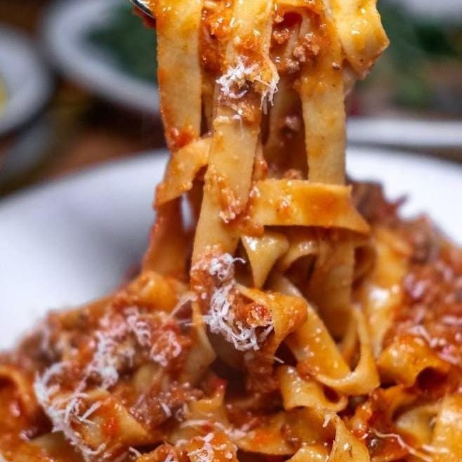 Pasta de Carne Especial con 6 Palitos al Ajo