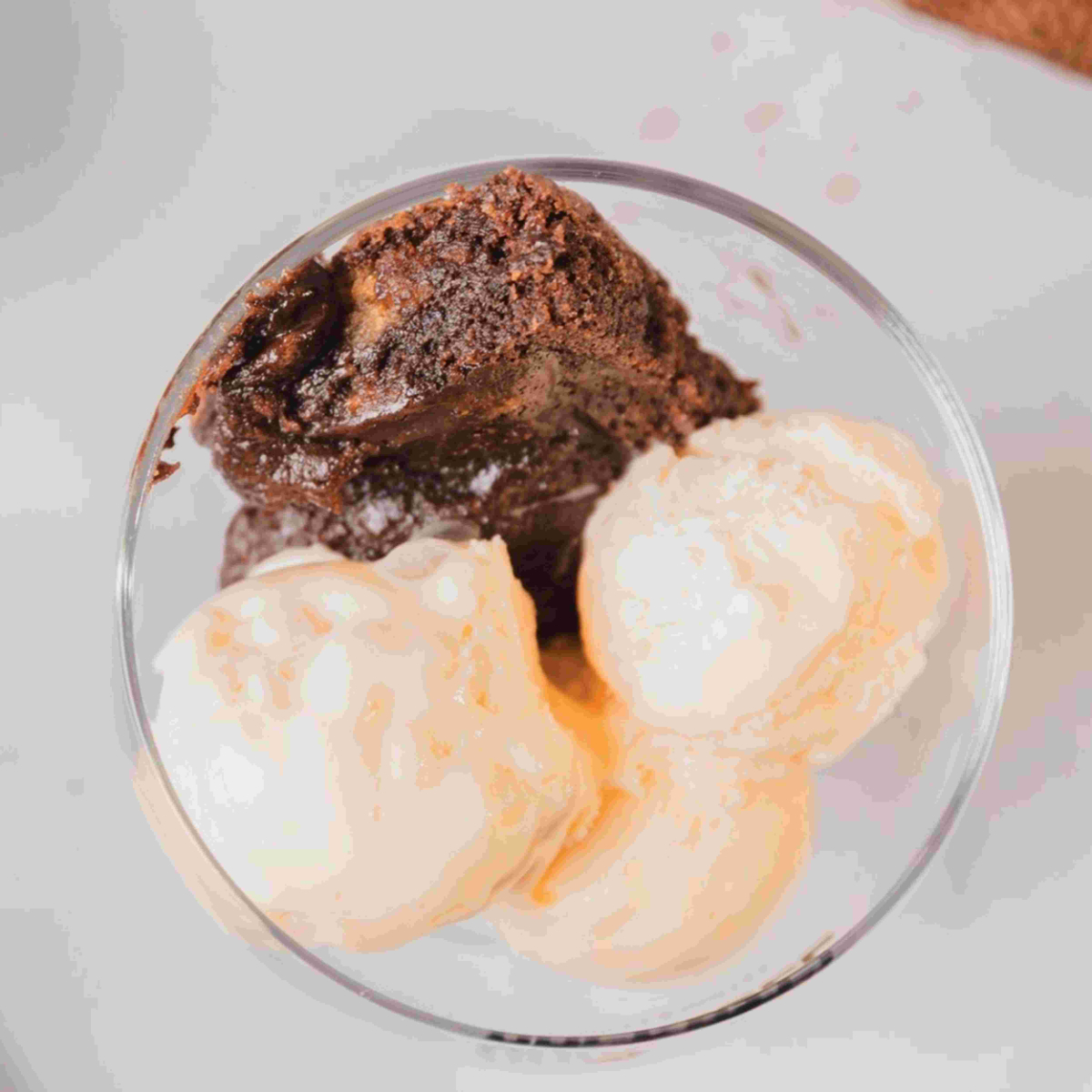 Brownie, sorvete, chantilly ou suíço.