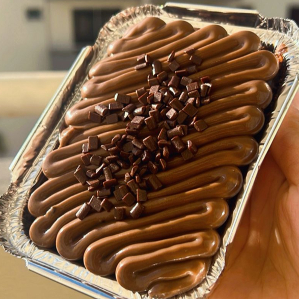 Bolo de chocolate molhadinho, recheio cremoso de brigadeiro e finalizado com granulado de chocolate nobre (marmita 220 ml )