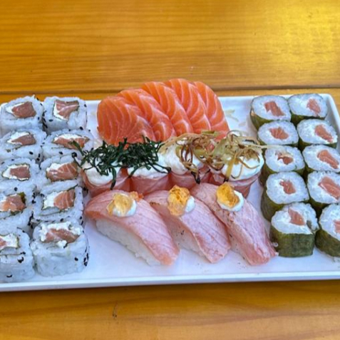 5 Sashimi de Salmão, 2 Joe Alho Poró, 2 Joe de Couve, 3 Sushi especial(selado), 10 Hossomaki Filadélfia Salmão e 10 Uramaki Filadélfia Salmão + Leve Mais 12 Hots de brinde.