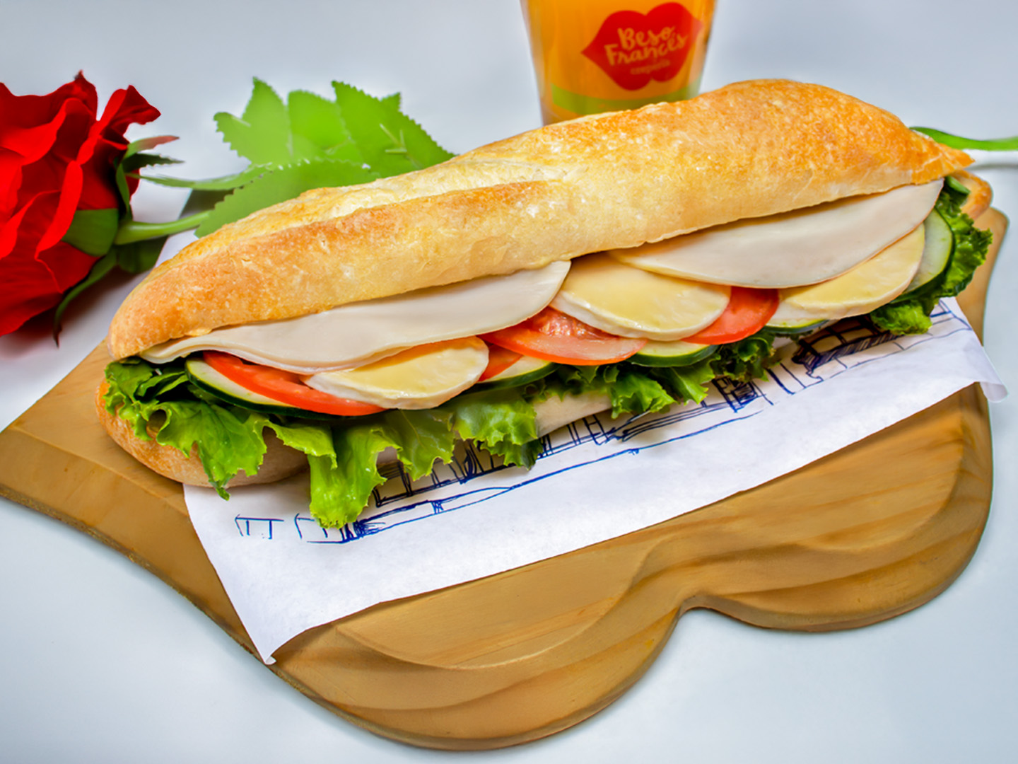 Sándwich Jamón_Pavo, Brie, Ensalada