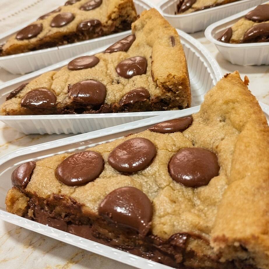 Nossa Torta Cookie com Nutella, é feita de Massa de Cookie, com Nutella pura e gotas de chocolate! Aprox 200g
