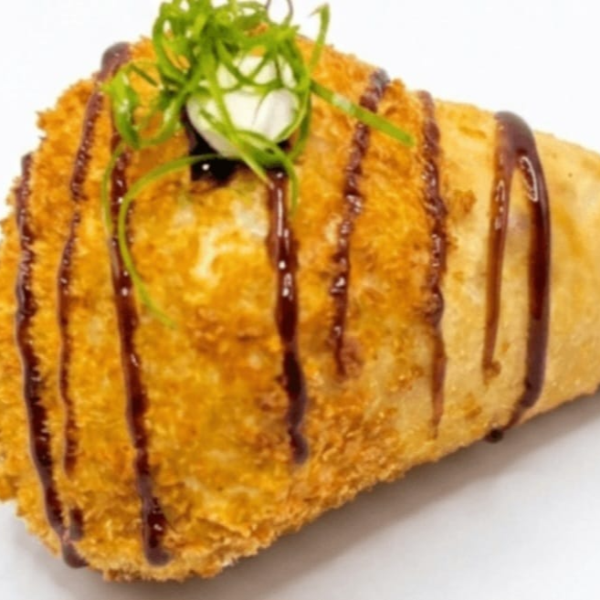 Salmo grelhado e suculento envolvido em massa harumaki e frito até ficar dourado e super crocante.