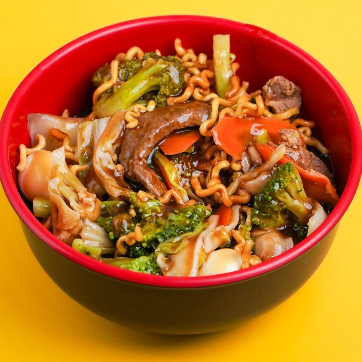 Conheça o Macarrão fresco de verdade com molho tradicional acrescido de champignon, ovo de codorna, repolho, cenoura, brócolis, acelga, couve flor, carne e frango.