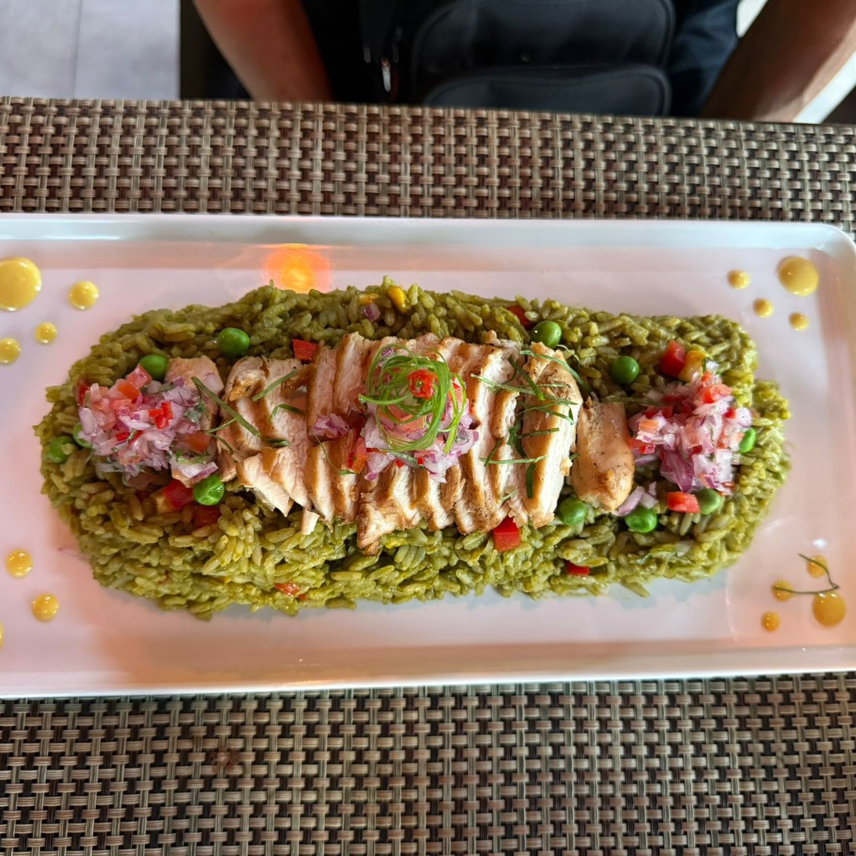 arroz temperado com coentro, legumes e frango cozido acompanha salada criolla