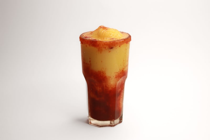 Chamoyada de frutos rojos.