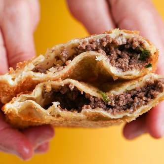 O rei da feira, no tamanho que sua fome merece! 20cm de massa crocante e sequinha, recheada com nossa carne moída suculenta, fresquinha e bem temperada. O clássico que não tem erro!
Obs.: Não é possível acrescentar e/ou retirar ingredientes dos nossos pastéis.