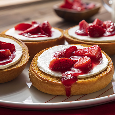 Bisquets con Queso, Crema y Fresas