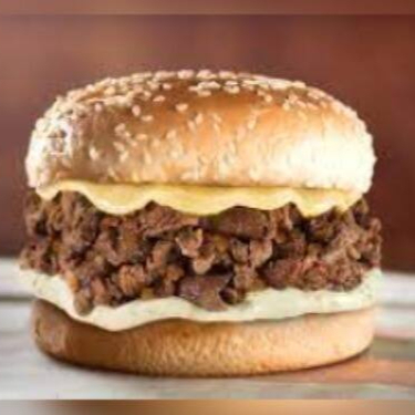 Pão tostado, filetado de fraldinha e queijo derretido, molho da casa.