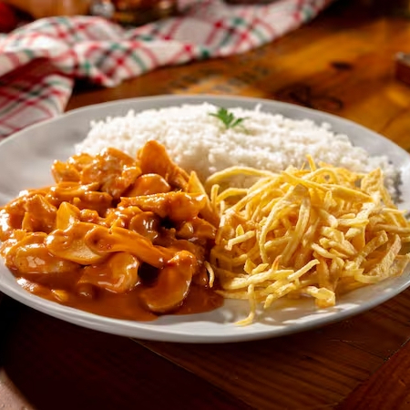 Clássico e irresistível! Strogonoff preparado com filé de frango macio, envolvido em um molho cremoso e bem temperado. Acompanha arroz branco soltinho e batata palha crocante, formando a combinação perfeita para uma refeição completa, saborosa e reconfortante. Frete Grátis, Promoção, Desconto, Cupom. Escolha o tamanho abaixo: