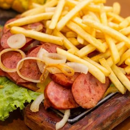 Porção de linguiça de churrasco com batata frita , molho à campanha e farofa
