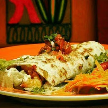 Tortilla de trigo recheada com queijo derretido, alface em tiras, tomate picado e feijão mexicano.