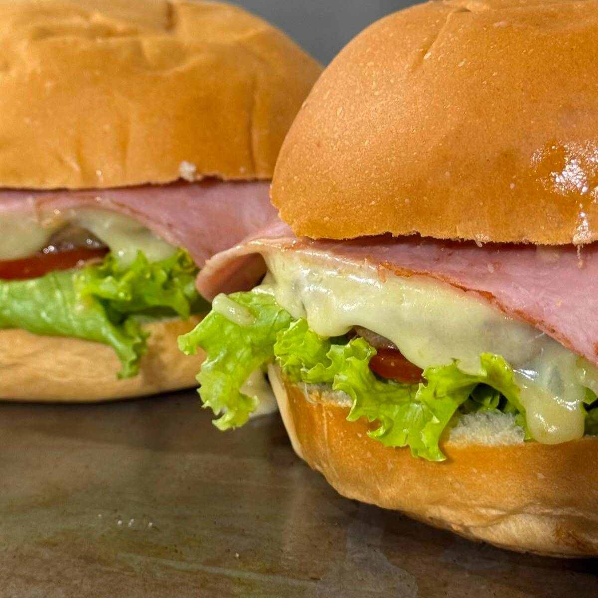 Hambúrguer, Presunto, queijo e salada.
*Foto ilustrativa*