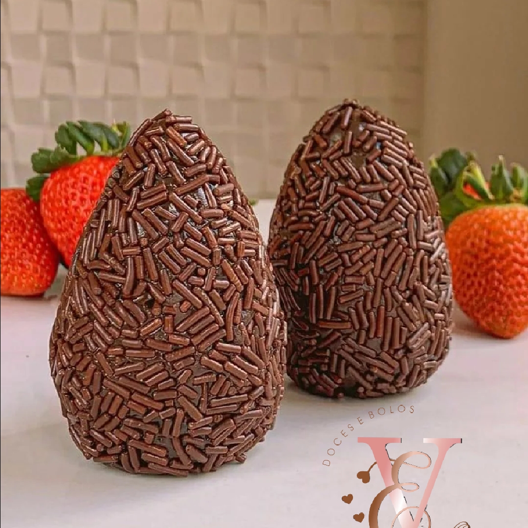 Morango com brigadeiro tradicional de chocolate e granulado