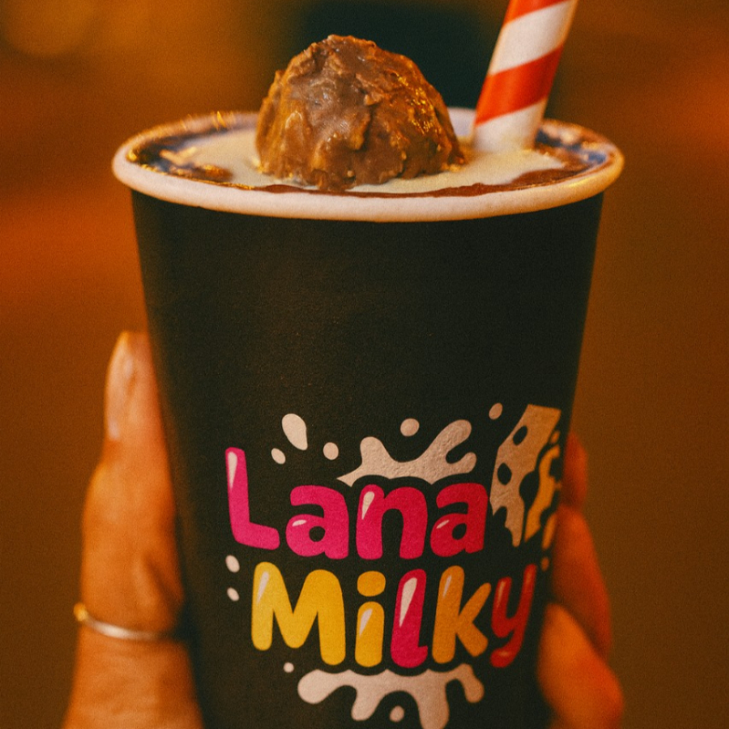 Sorvete cremoso batido com Nutella, Ferrero Rocher e Nutella na borda.