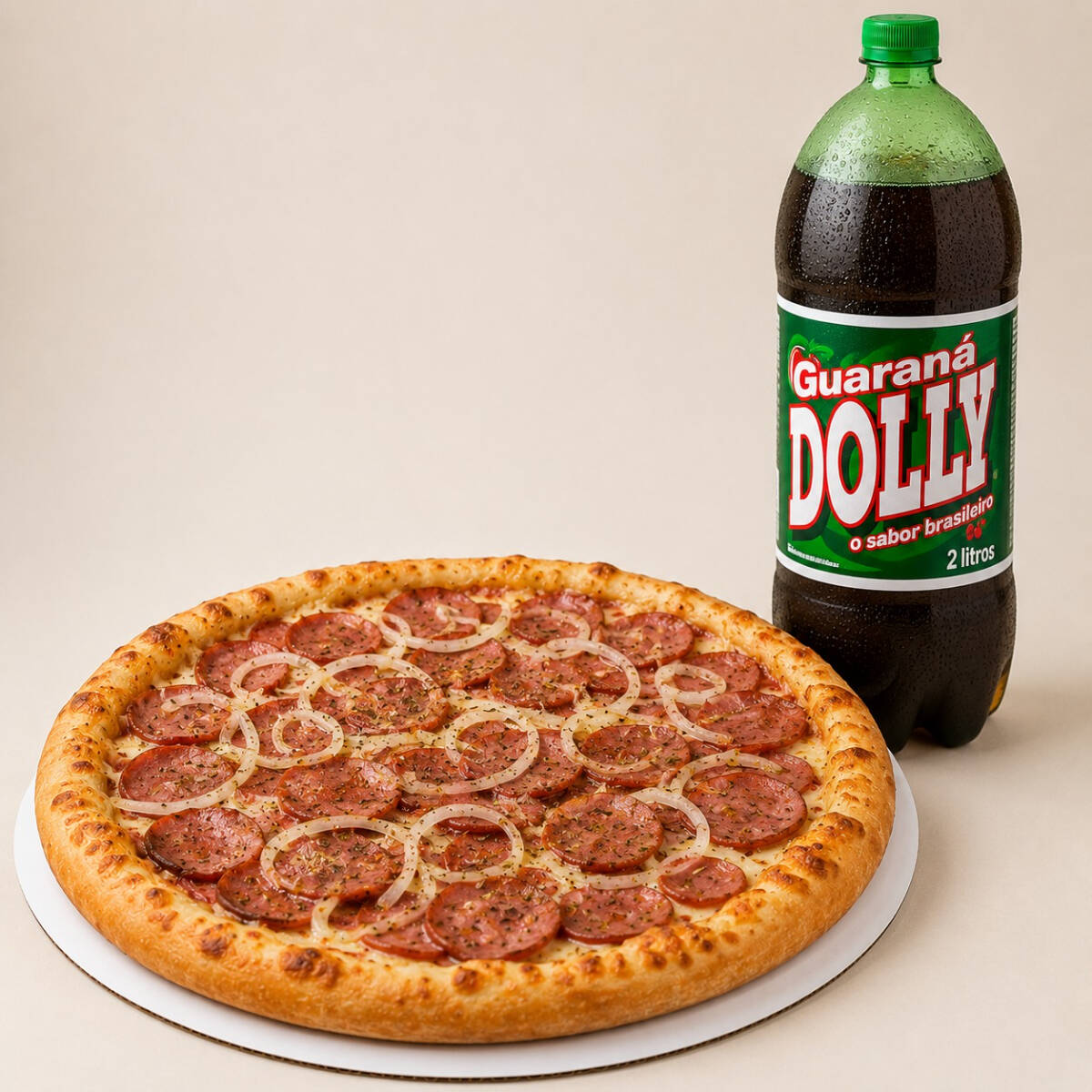 Pizza coberta com molho de tomate, frango desfiado temperado e catupiry finalizada com orégano e azeitonas. Sabor suave, cremoso e irresistível.