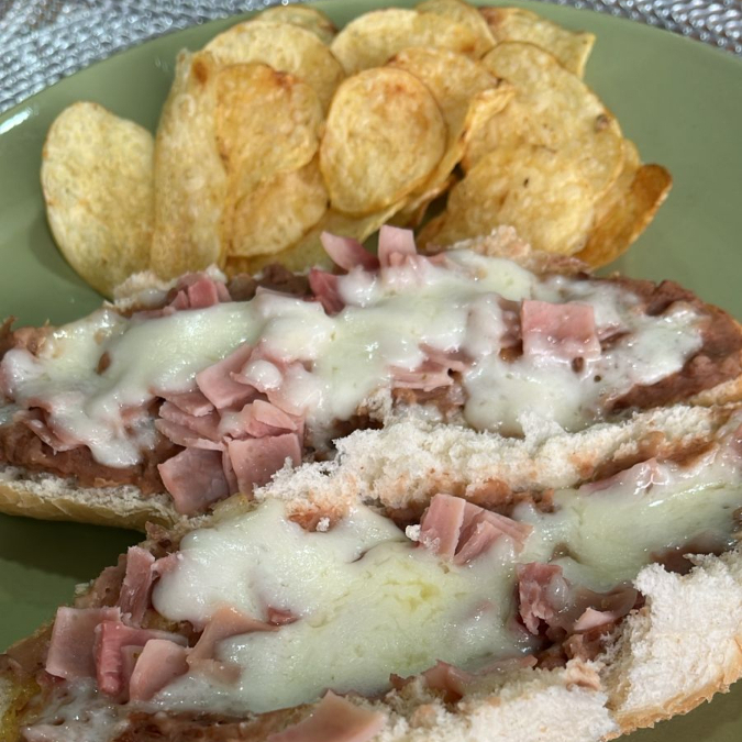 Molletes Jamon con Queso (con papas)