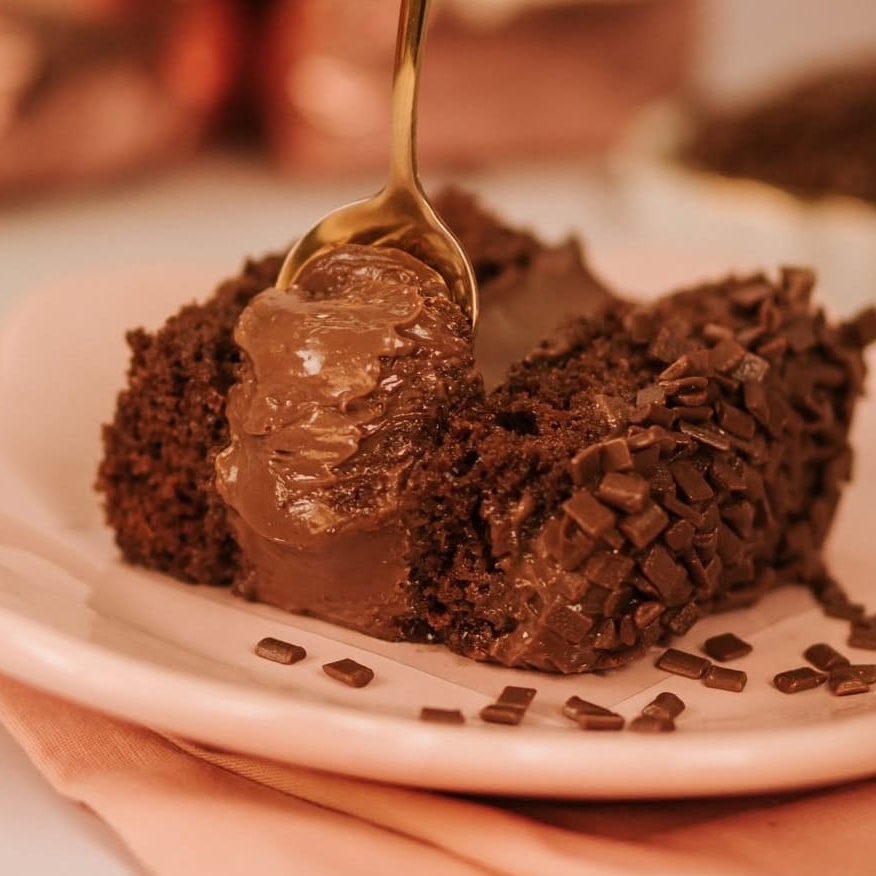 Deliciosa Massa de Chocolate fofinha e molhadinha, muito recheio e cobertura de Brigadeiro e finalizado com granulè de chocolate ao leite.