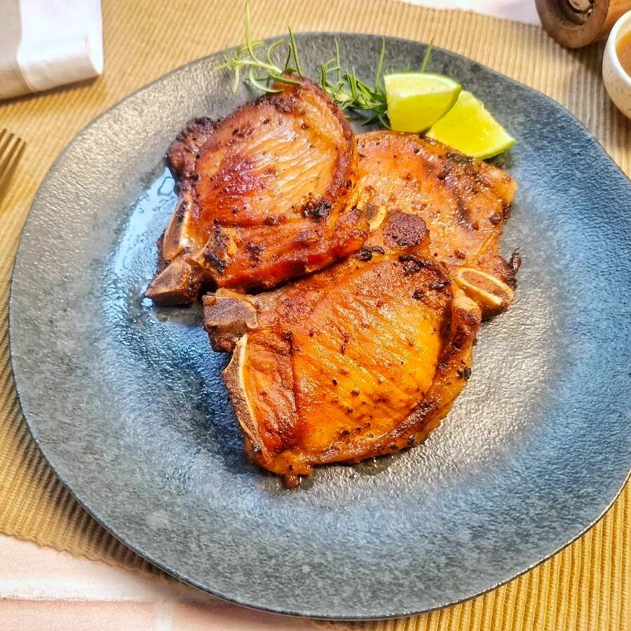 Arroz branco ,feijão ,farofa , 1 bisteca suína com batata frita