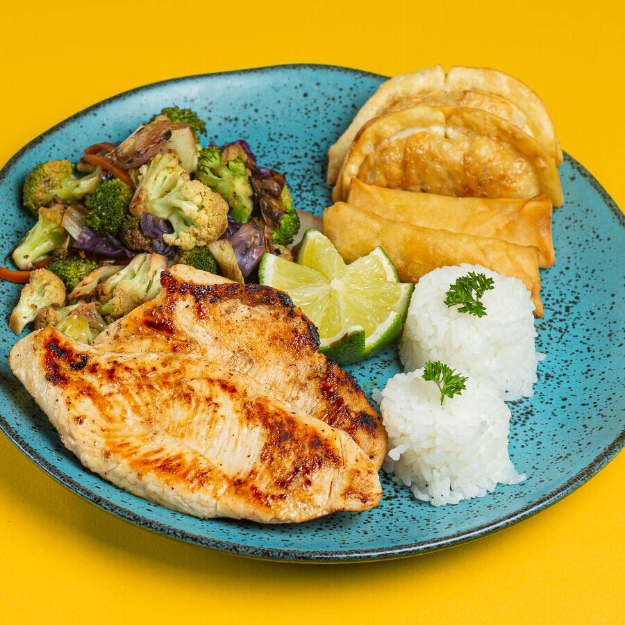 Delicioso cubos de frango grelhado (200g), com legumes e gohan.