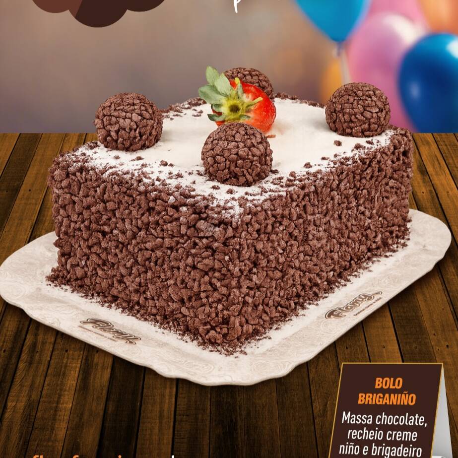 Pão de ló de chocolate com recheio de brigadeiro cremoso e creme ninho coberto com ganache de chocolate e granulado. Decorado com brigadeiros e morango.
Serve 6 pessoas