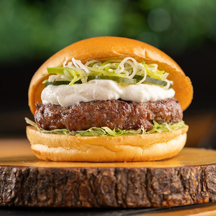 Hambúrguer 180g feito no fogo, cream cheese, alho poró sautée, alface americana e picles de pepino.