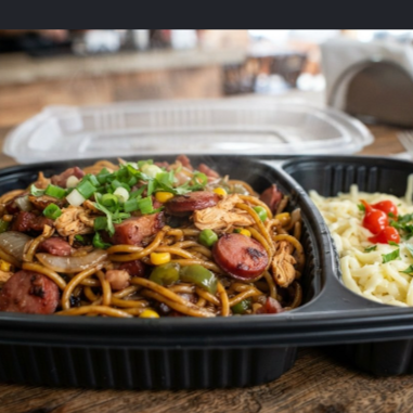 Uma marmita suculenta de :macarrão espaguete, bacon em cubos, calabresa em cubos , repolho fatiado bem fininho, cenoura ralada, pimentão picado, tomate picado e um toque com molho shoyu