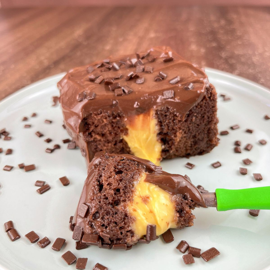 Uma camada irresistível de brigadeiro de maracujá com nosso delicioso brigadeiro de chocolate cremoso e bolo de chocolate que derrete na boca mais uma novidade no nosso novo formato de bolo gelado.