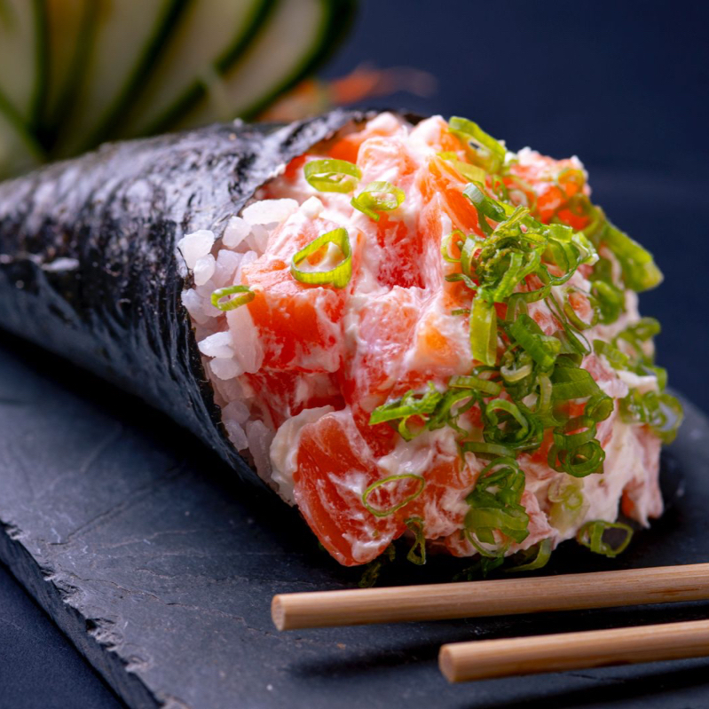 Arroz envolto na alga nori, recheado com salmão fresco, cream cheese e cebolinha.