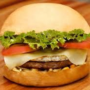 Pão, carne, queijo, ovo, presunto, alface e tomate