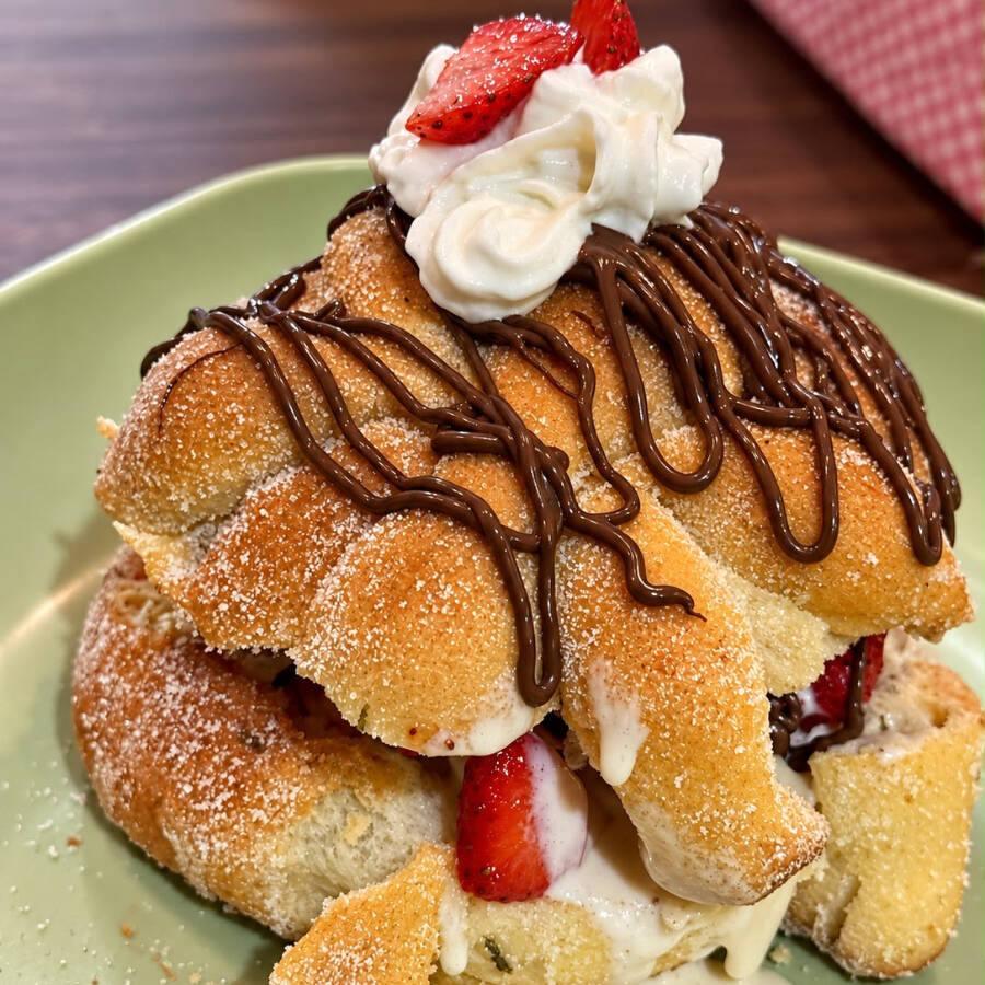 Pan de Muerto Relleno Fresas con Crema