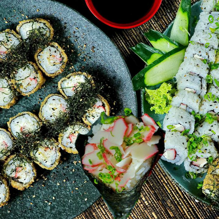 Combo Especial: 30 cariocas de kani, 20 uramaki de kani e 20 uramaki com pasta de skin. Acompanha um temaki de Kani. Uma combinação irresistível de sabores clássicos e sofisticados! + 1 Coca Cola 1lt Grátis!