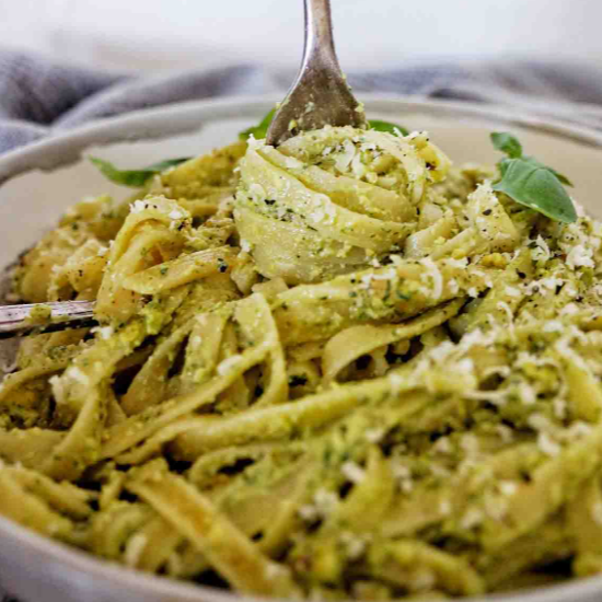 Tallarines Verdes con Bistec Apanado