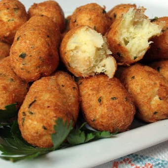 Bolinho de bacalhau crocante por fora e macio por dentro, recheado com lascas de bacalhau e tempero especial. Sabor tradicional que derrete na boca!