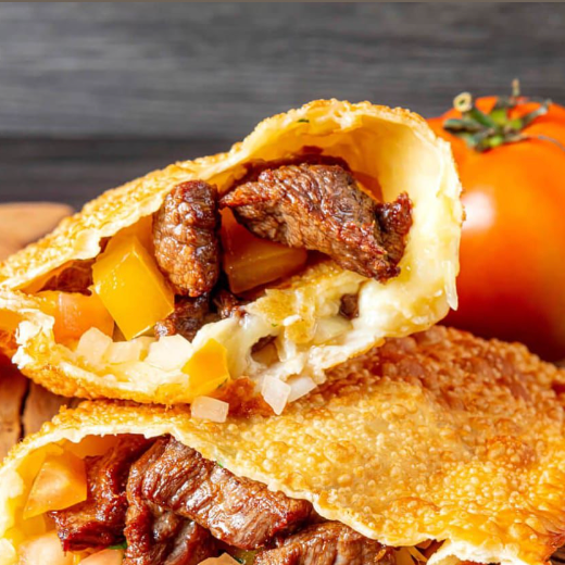 Recheado com alcatra grelhada no ponto certo, queijo mussarela derretido e nosso molho vinagrete especial, esse pastel é a definição do sabor autêntico do churrasco brasileiro. E claro, nossa massa é super sequinha e crocante, sem nenhum ingrediente de origem animal, garantindo uma textura irresistível – mesmo no delivery!