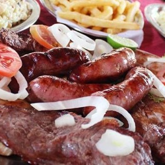Asa milanesa(2 un.), linguiça de frango(1 un.), bisteca de porco(2 un.), contra filé(1 un.)
