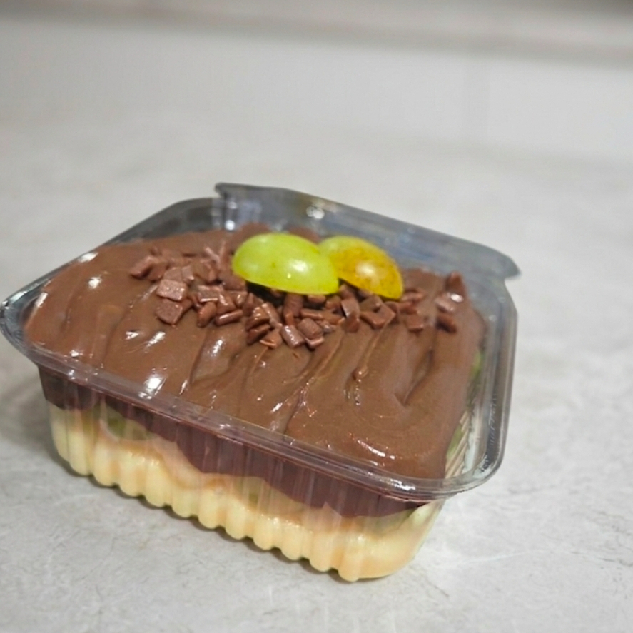 Chocolate nobre ao leite, uvas e finalizado no chocolate ao leite e granulé
