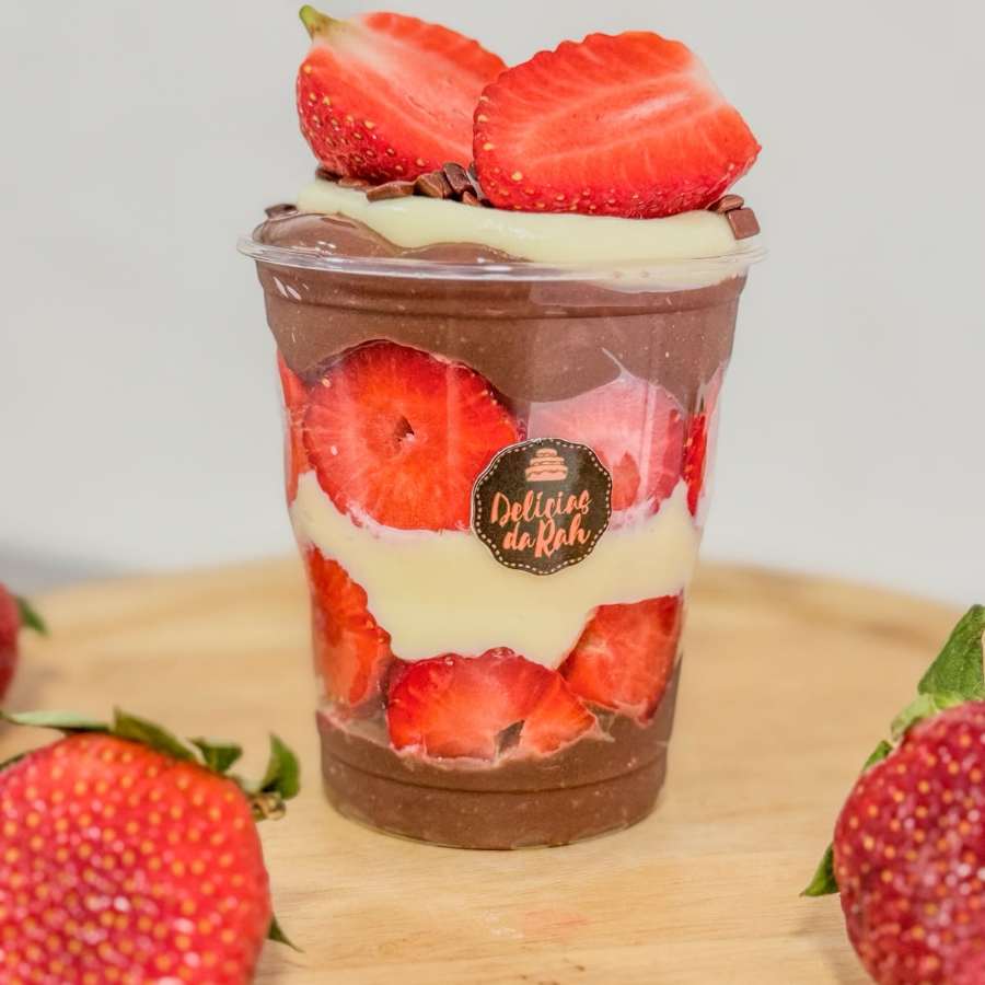 Uma dose do melhor cremoso de Leite Ninho® intercalados com morangos frescos e creme de brigadeiro , doce na medida e irresistível! Copo Bolha 200ML