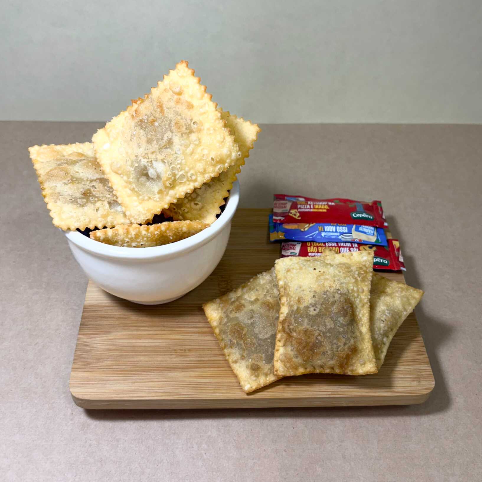 Crocante, fininho e frito no ponto certo! Nosso Pastel de Carne é recheado com carne moída temperada e suculenta, envolto em uma massa leve e douradinha que crocanta a cada mordida. Aquele sabor clássico de padaria que nunca decepciona. Perfeito para o lanche, o café ou para aquela hora em que bate uma vontade de um petisco gostoso e reconfortante!