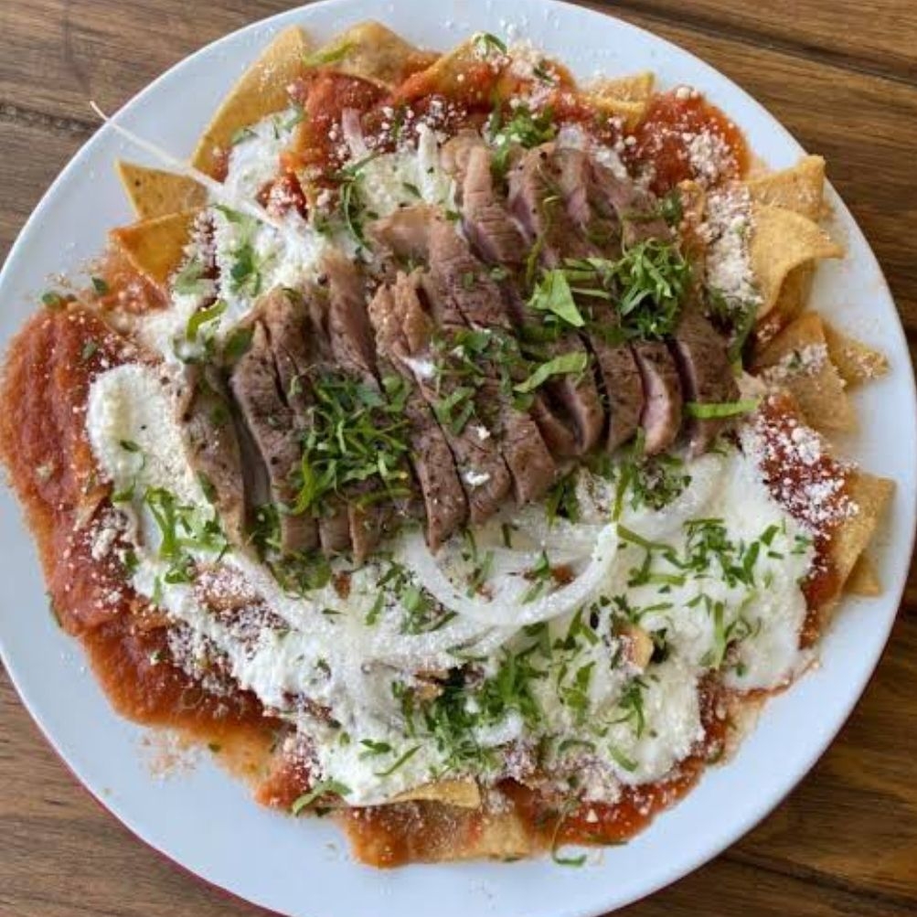 Chilaquiles Rojos con Carne Asada