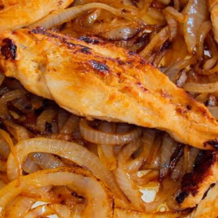 Aproveite 35% de desconto na deliciosa Marmita Econômica de Filé de Frango Acebolado! Com um filé de frango suculento, coberto com cebolas caramelizadas, acompanhando arroz branco soltinho, feijão carioca bem temperado, farofa crocante e a nossa fresquinha salada do dia.