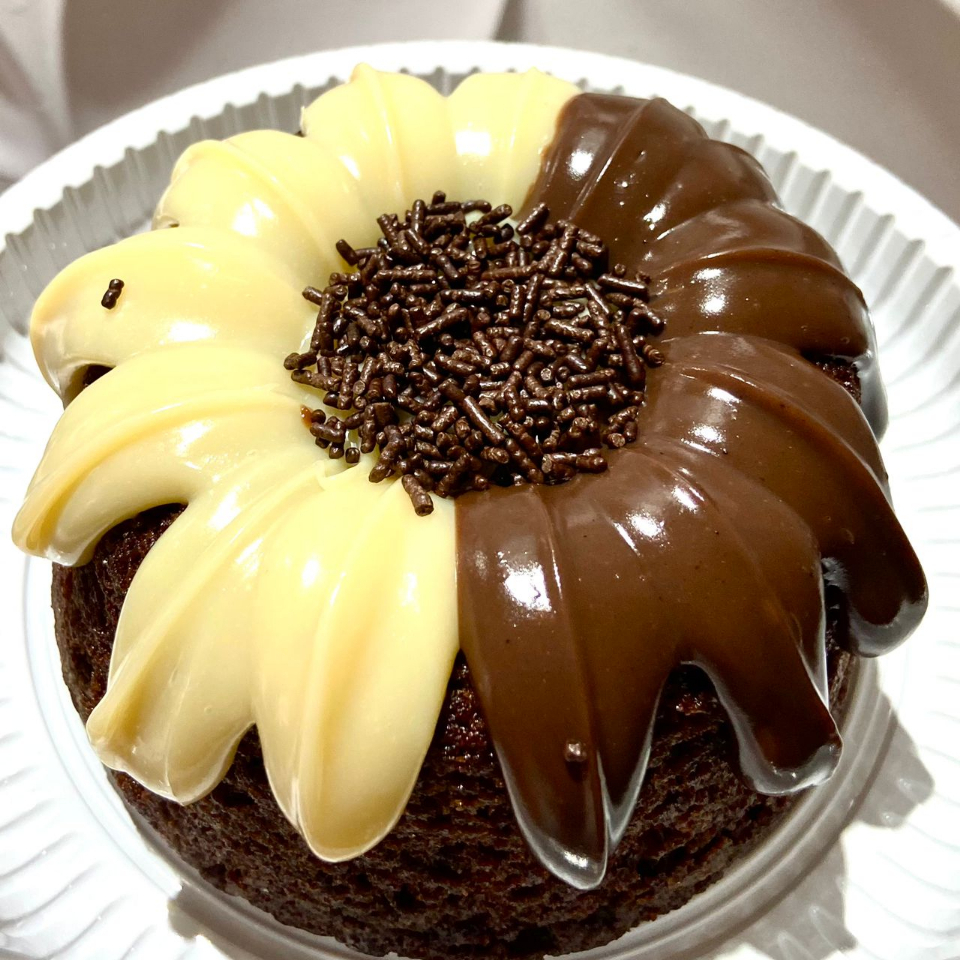 Massa fofinha de chocolate, com recheio no centro e cobertura cremosa de Ninho e de chocolate. Uma explosão de sabor em cada pedaço! Aproximadamente 280g. Serve 1 pessoa.