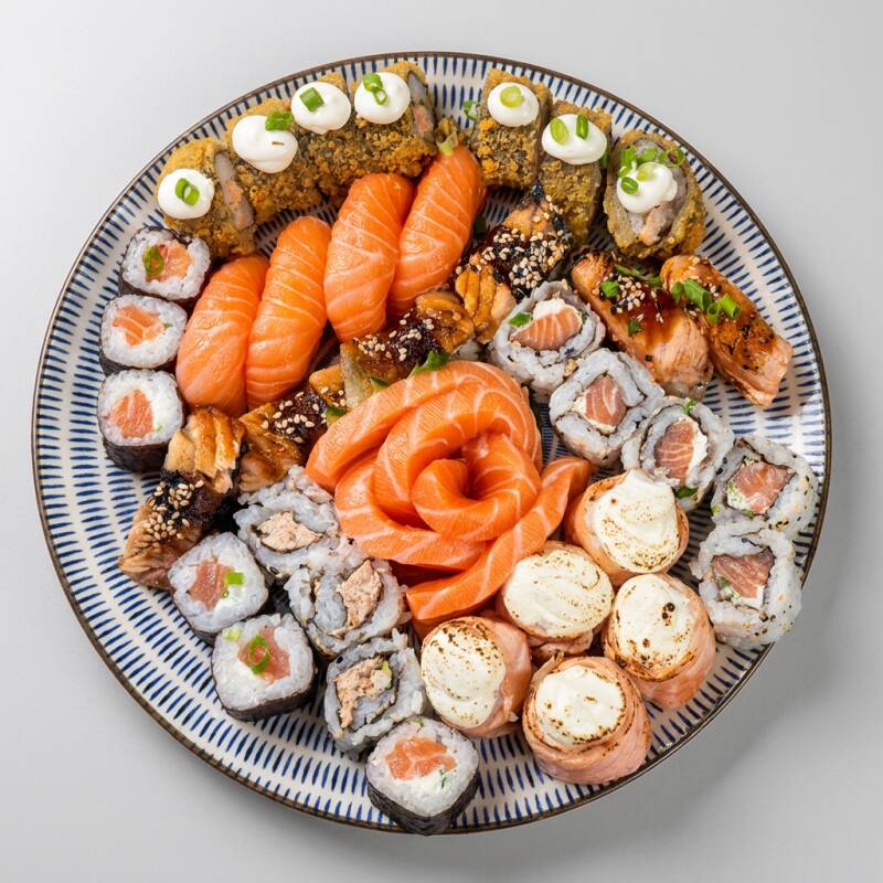 5 sashimi de salmão, 5 joe maçaricado, 5 uramaki filadelfia, 5 maki filadelfia, 4 sushi de salmão, 4 sushi de pele, 5 uramaki grelhado, 2 sushi de barriga, 16 hot filadelfia.