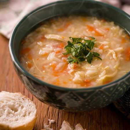 400ml de canja tradicional com frango desfiado, arroz, legumes e caldo caseiro, servida com torradinhas crocantes. Uma refeição leve e cheia de sabor, perfeita para aquecer o dia.