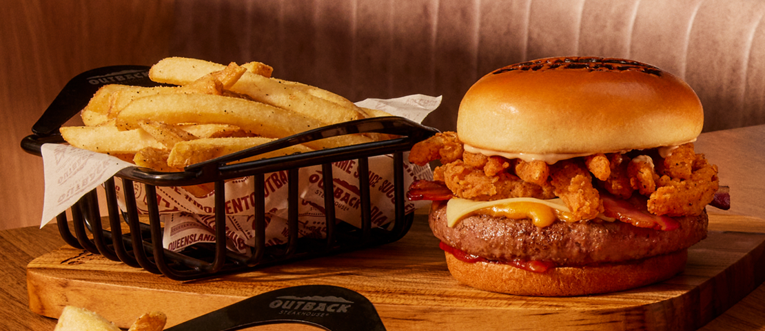 Burger 100% picanha, cerca de 200g, no pão tipo brioche, com pétalas de Bloomin’ Onion, bacon grelhado e molho Flame, servido com nosso queijo tipo Emmenthal e mix de queijos e finalizado com Smoked Mayo.
Contém Gluten | Contém Lactose | Carne Suína