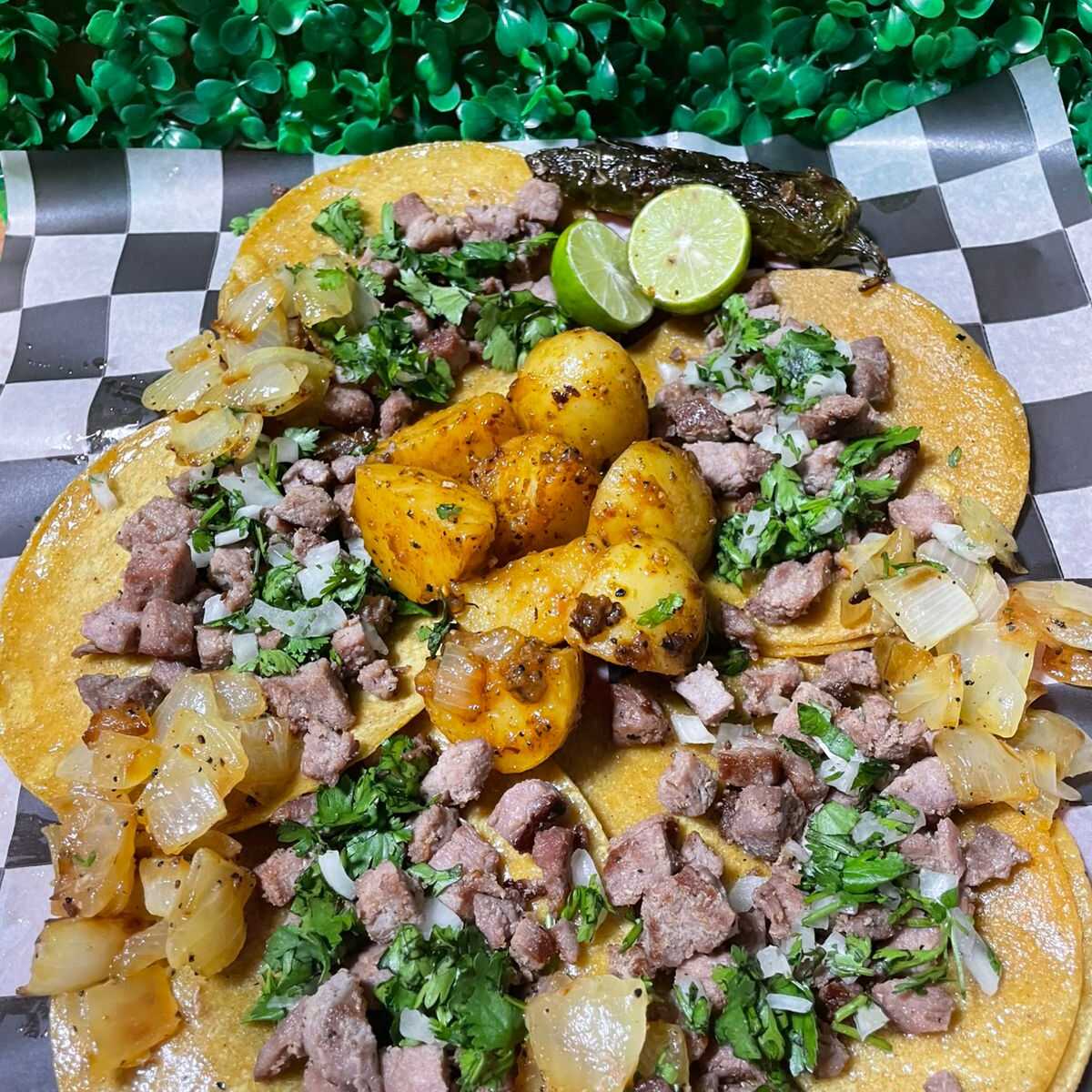 Tacos de bistec en maíz.