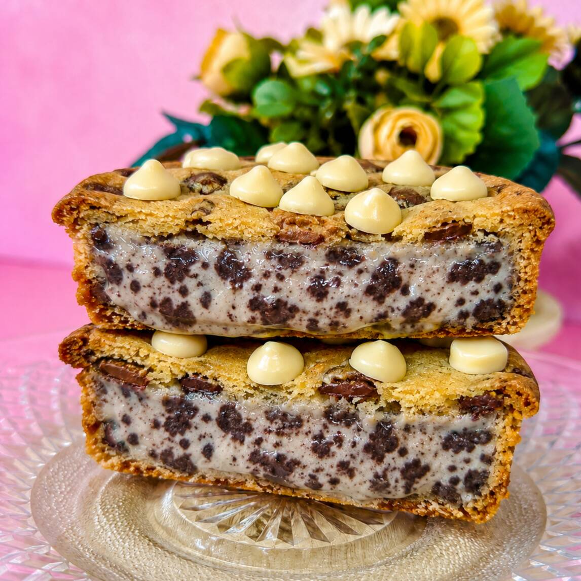 Preparada com uma massa de cookie macia e amanteigada, ela recebe um recheio generoso de creme de Galak combinado com pedaços crocantes de Negresco, criando uma explosão de sabor e textura a cada mordida. Para deixar tudo ainda mais irresistível, a massa é enriquecida com gotas de chocolate ao leite e chocolate branco, que derretem delicadamente e complementam perfeitamente a cremosidade do recheio. Uma sobremesa única, feita para quem não abre mão de uma experiência doce, intensa e memorável.
tags-------
torta , cookie , sobremesa , chocolate branco , negresco