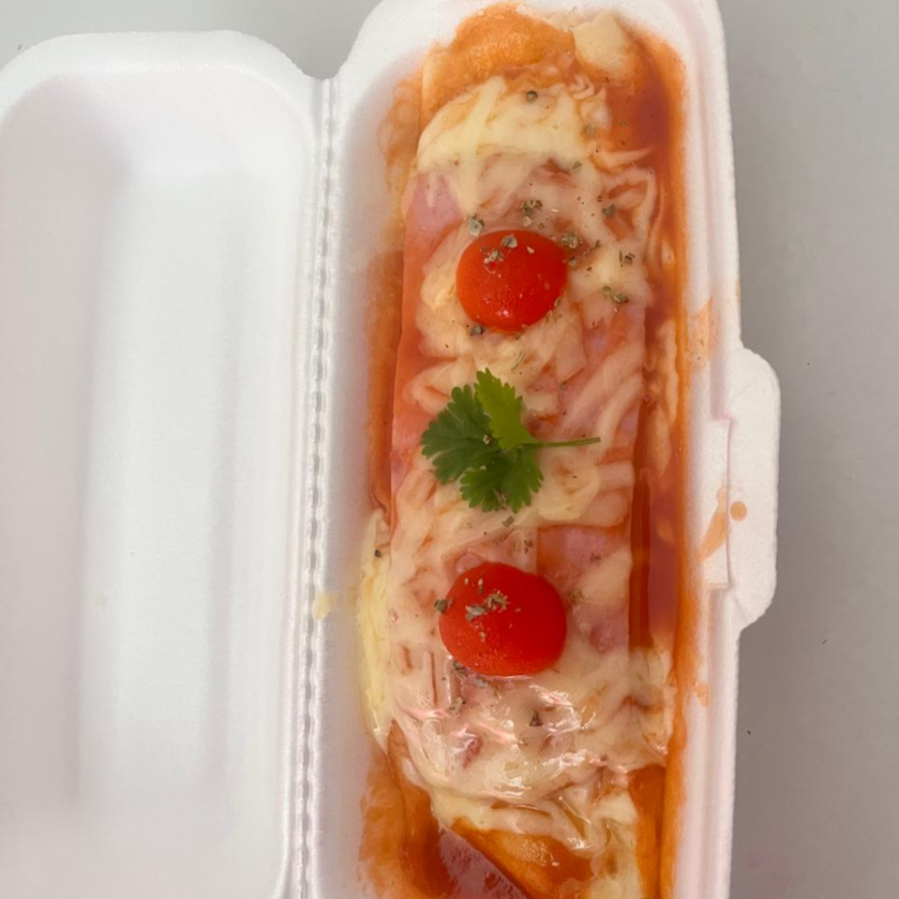 Molho vermelho da casa,frango desfiado e finalizada com queijo e orégano