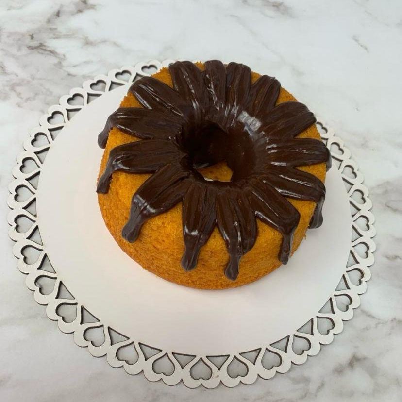 Feito com cenoura de verdade e super fofinho e cobertura de um delicioso brigadeiro de chocolate. Peso Aprox 700 gr.